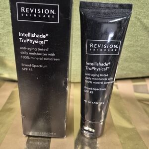 Revision Skincare Intellishade TruPhysical Tinted Daily Moisturizer - Black